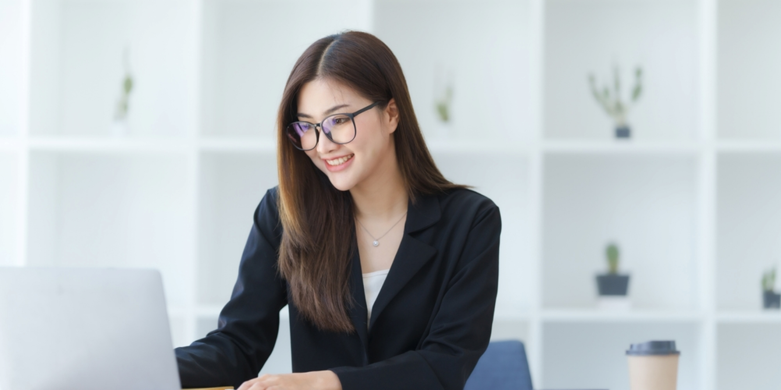 ผู้หญิงมีความสุขกับการมี-Work-Life-Balance-ที่ดีในองค์กร