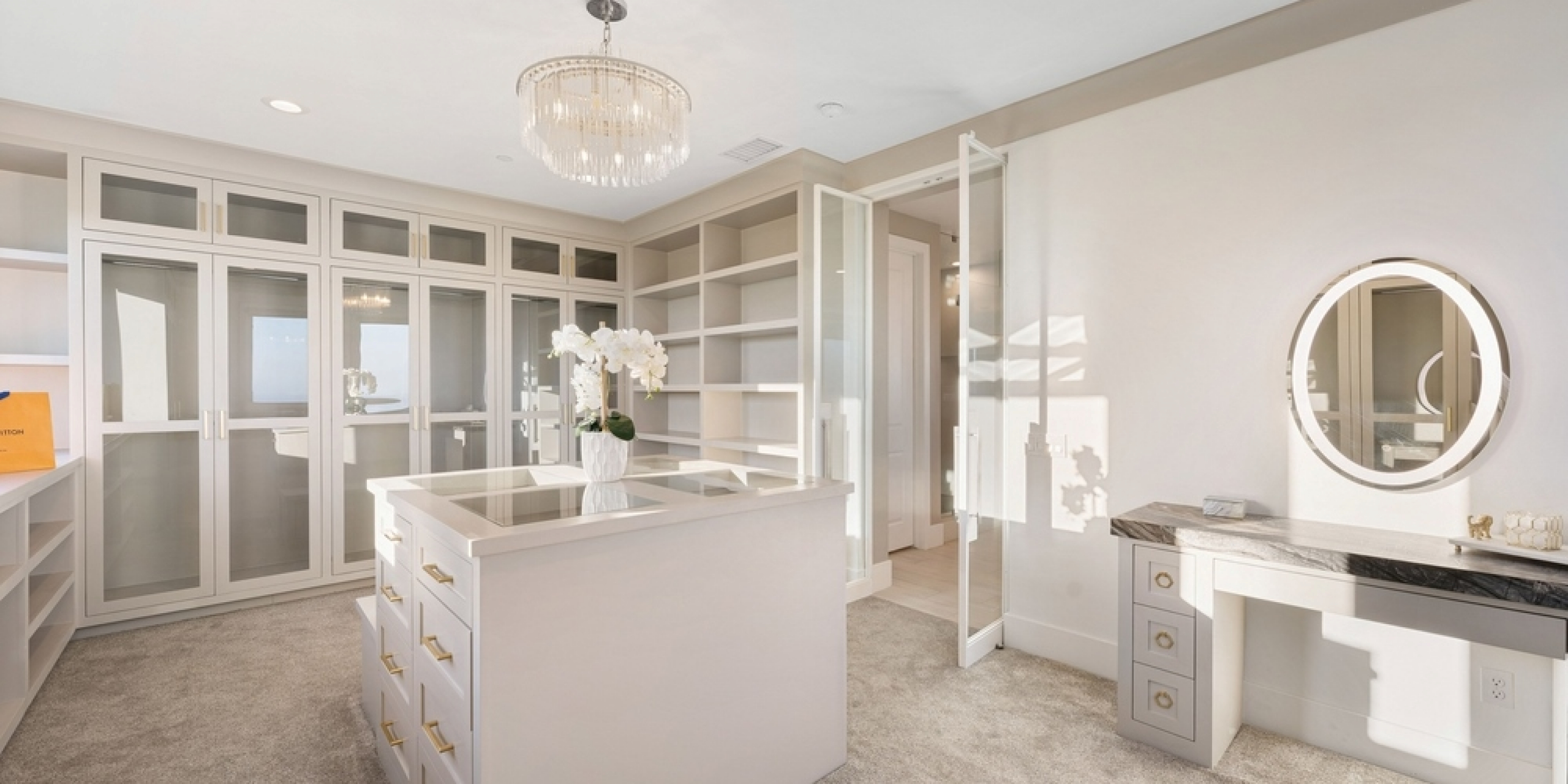 ตู้เสื้อผ้าบิวต์อิน (Walk-in Closet) สีขาว สไตล์หรูหรา