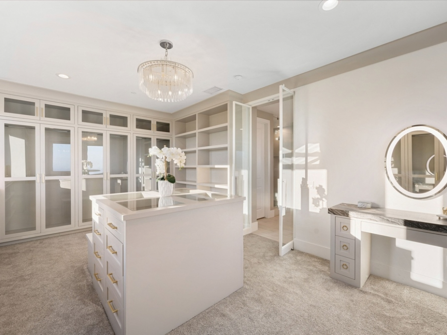 ตู้เสื้อผ้าบิวต์อิน (Walk-in Closet) สีขาว สไตล์หรูหรา