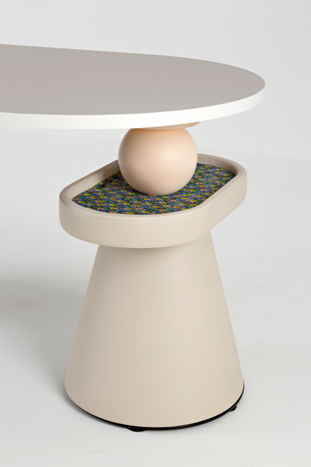 Pomme-s-Cone-Table-4